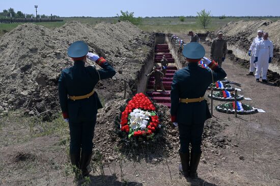 Погибших в СВО бойцов с почестями захоронили в ЛНР