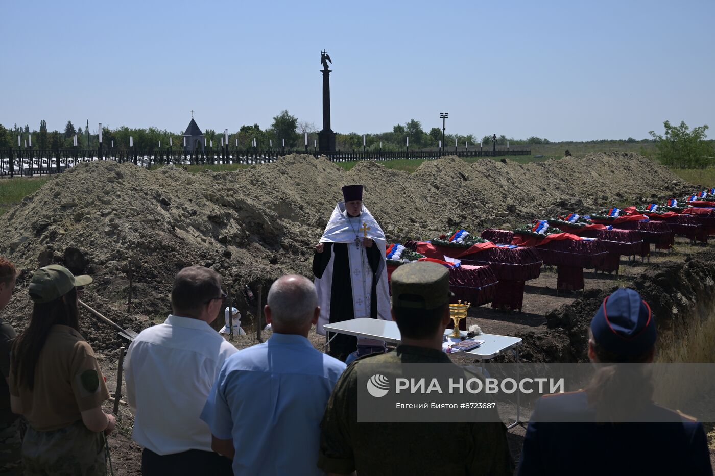 Погибших в СВО бойцов с почестями захоронили в ЛНР