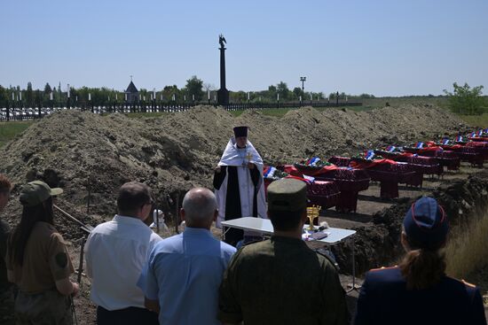 Погибших в СВО бойцов с почестями захоронили в ЛНР