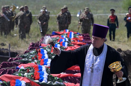 Погибших в СВО бойцов с почестями захоронили в ЛНР