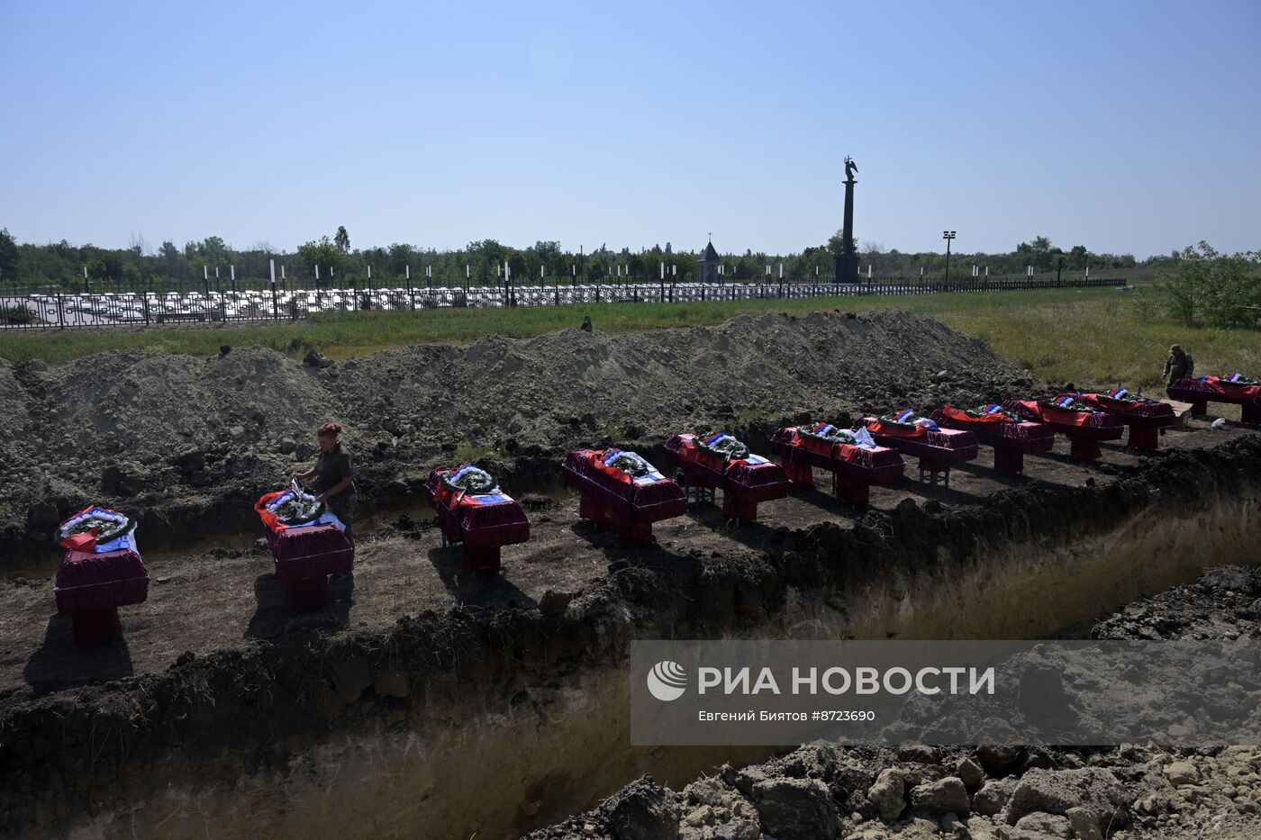 Погибших в СВО бойцов с почестями захоронили в ЛНР