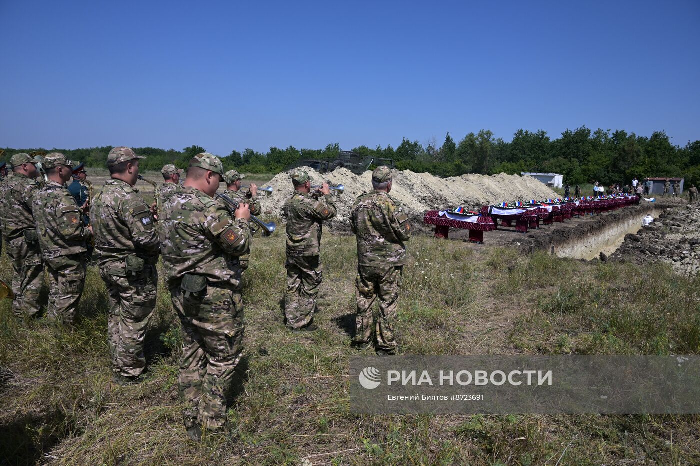 Погибших в СВО бойцов с почестями захоронили в ЛНР