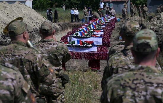 Погибших в СВО бойцов с почестями захоронили в ЛНР