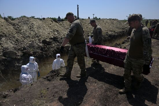 Погибших в СВО бойцов с почестями захоронили в ЛНР