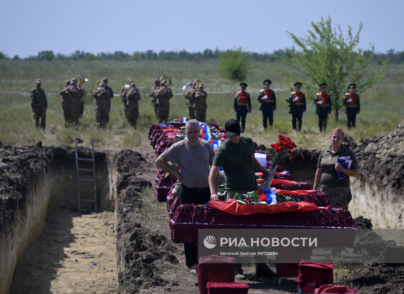 Погибших в СВО бойцов с почестями захоронили в ЛНР