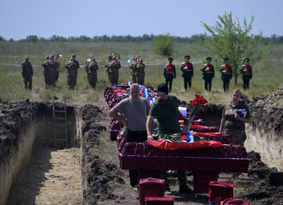 Погибших в СВО бойцов с почестями захоронили в ЛНР