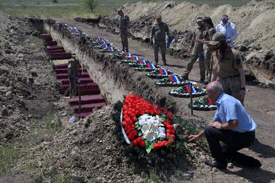 Погибших в СВО бойцов с почестями захоронили в ЛНР