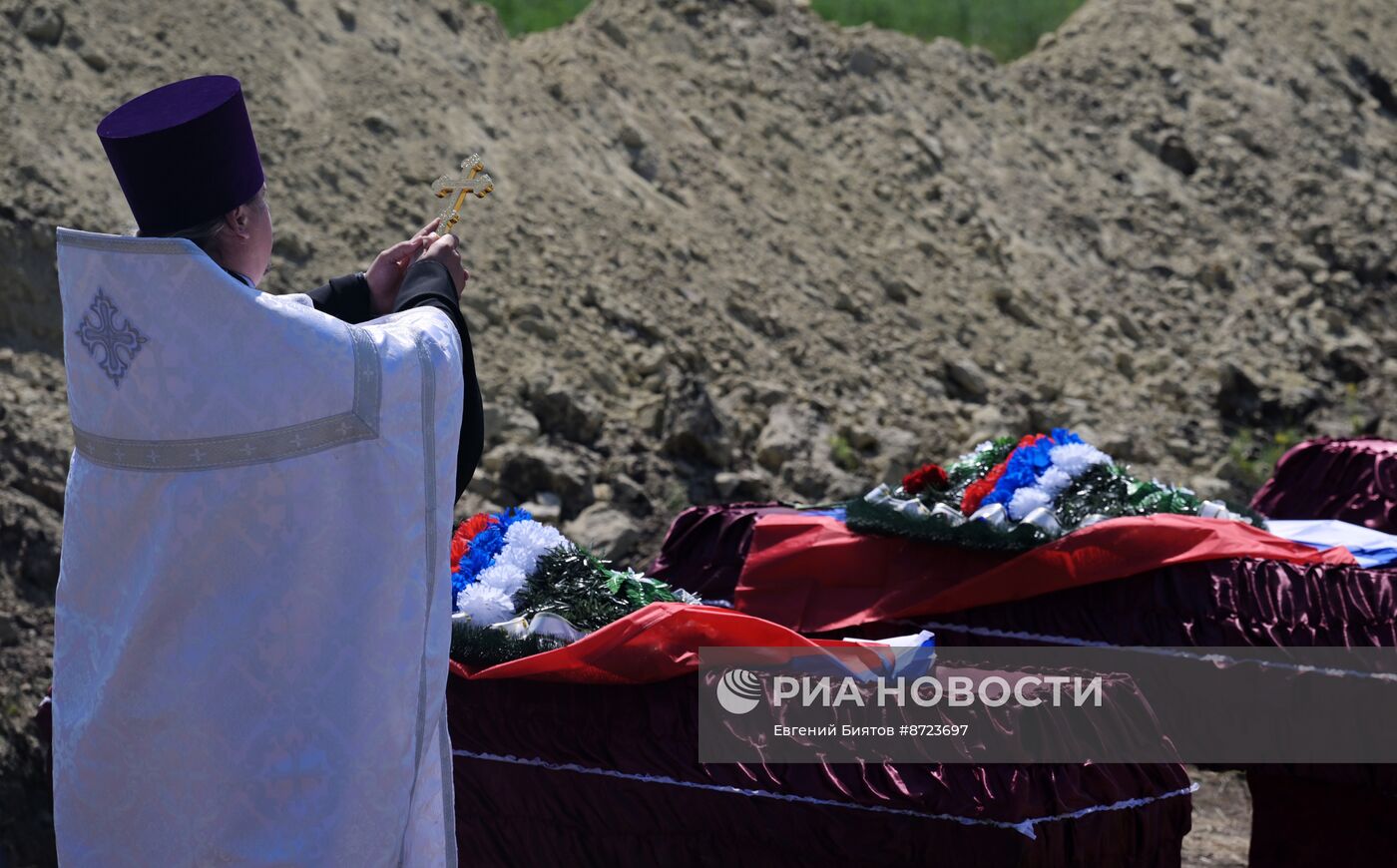 Погибших в СВО бойцов с почестями захоронили в ЛНР