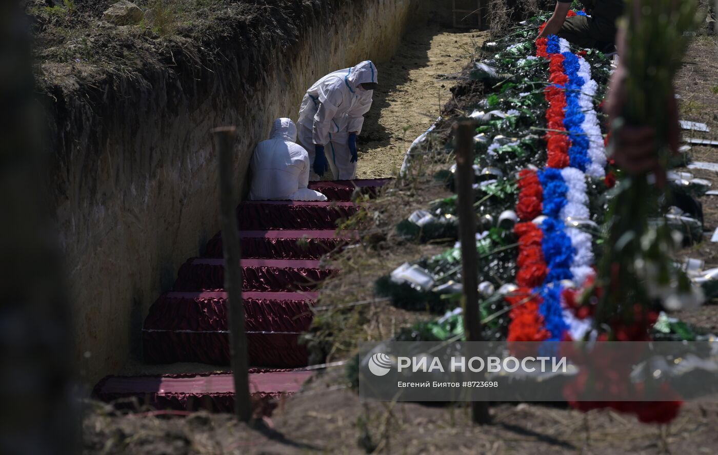 Погибших в СВО бойцов с почестями захоронили в ЛНР