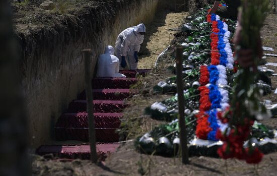 Погибших в СВО бойцов с почестями захоронили в ЛНР