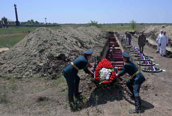 Погибших в СВО бойцов с почестями захоронили в ЛНР