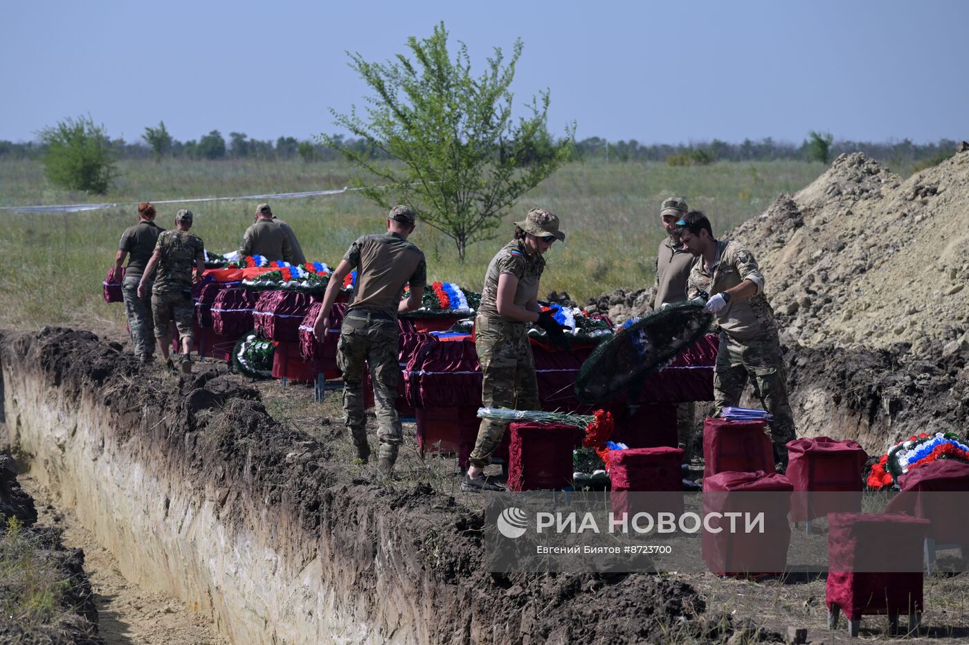 Погибших в СВО бойцов с почестями захоронили в ЛНР