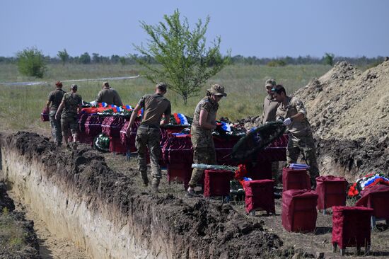 Погибших в СВО бойцов с почестями захоронили в ЛНР