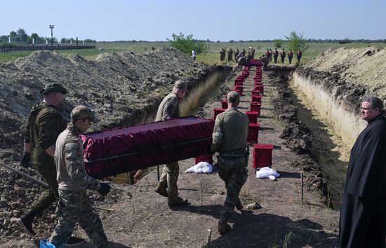 Погибших в СВО бойцов с почестями захоронили в ЛНР