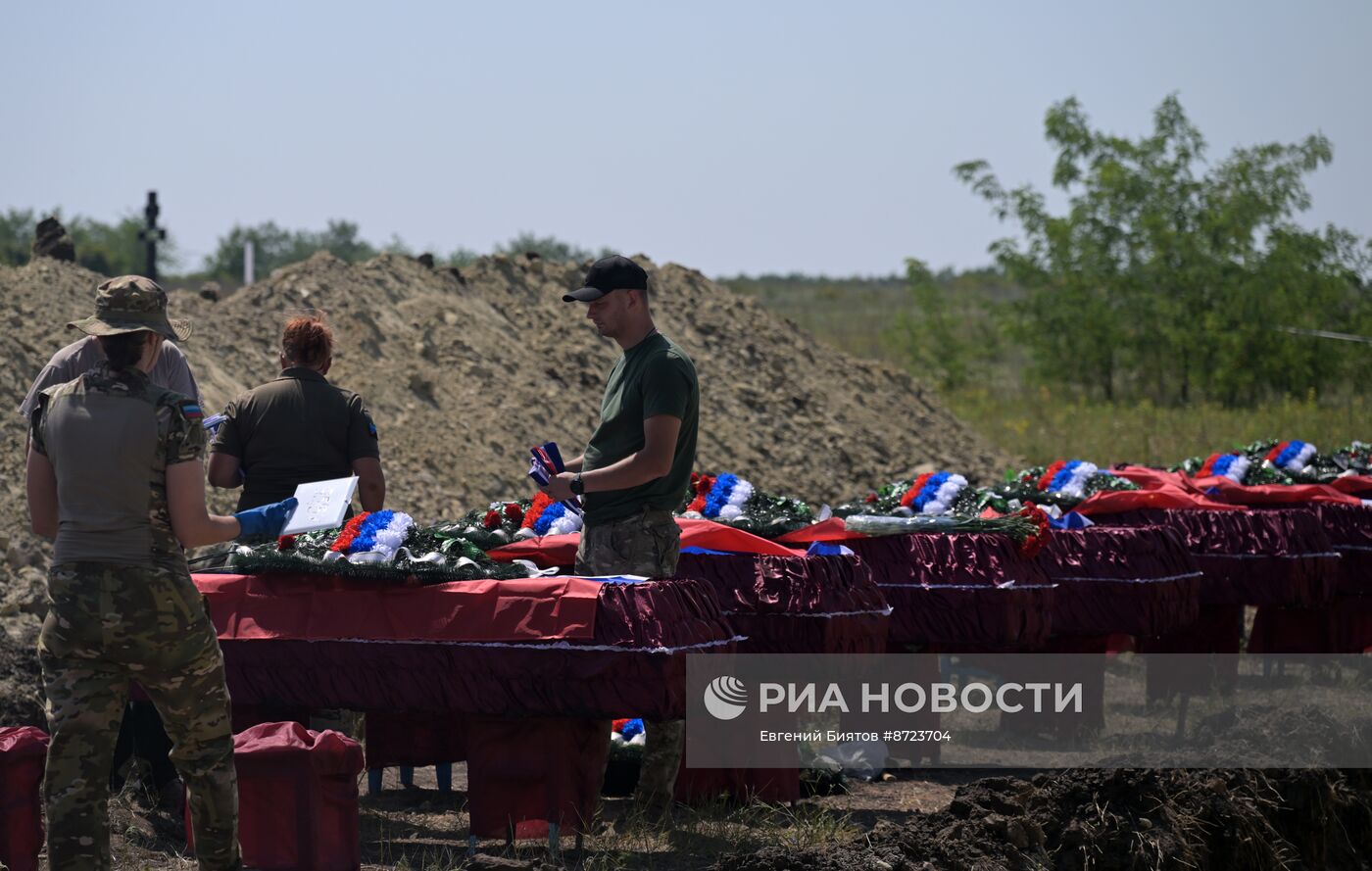 Погибших в СВО бойцов с почестями захоронили в ЛНР