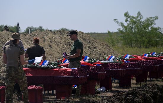 Погибших в СВО бойцов с почестями захоронили в ЛНР