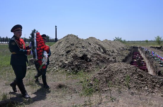 Погибших в СВО бойцов с почестями захоронили в ЛНР