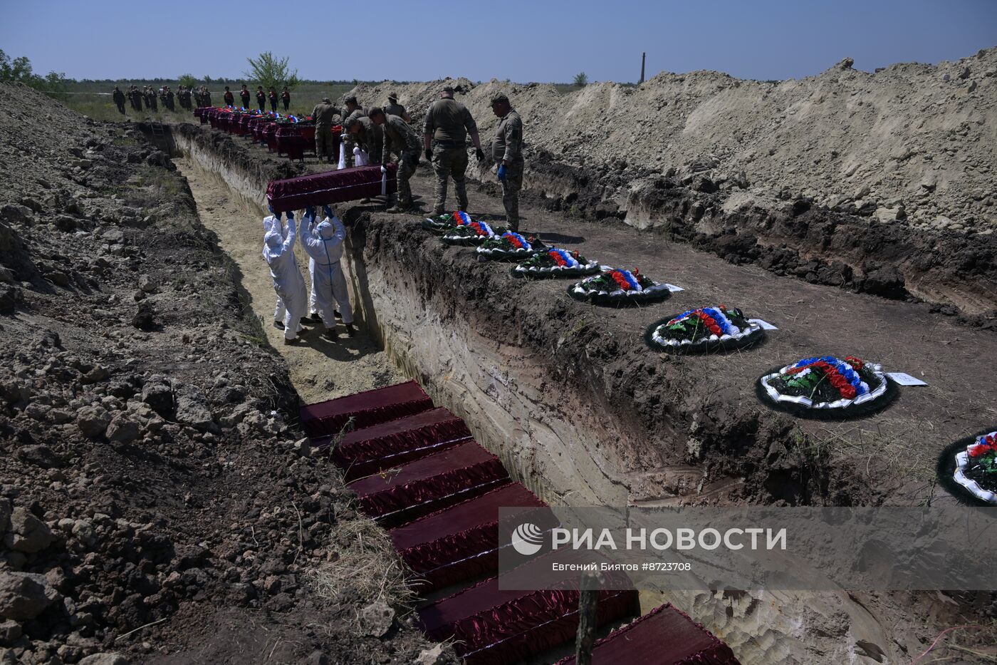 Погибших в СВО бойцов с почестями захоронили в ЛНР