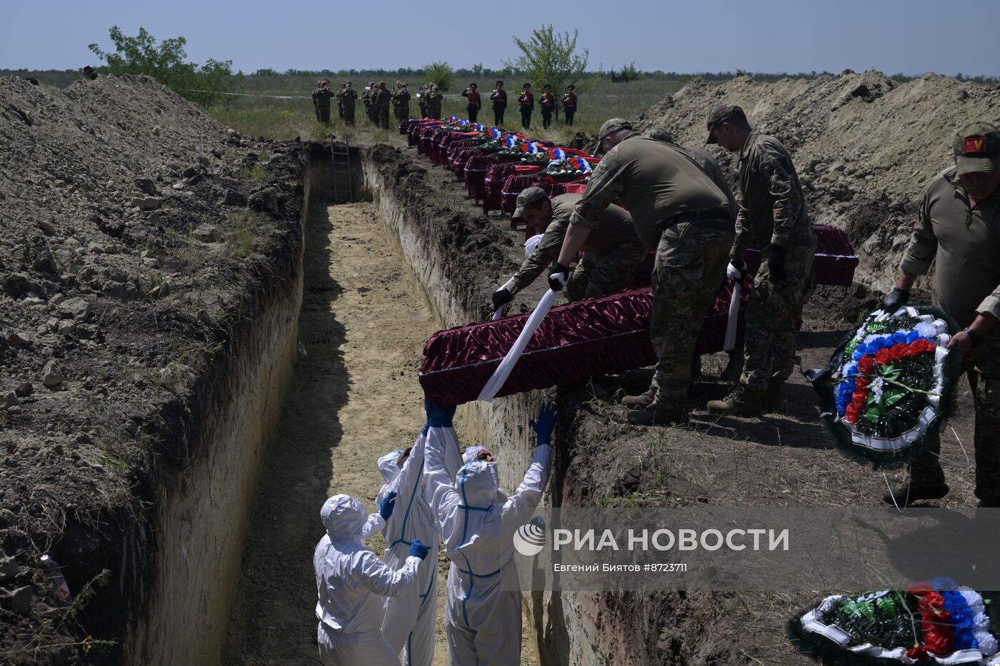 Погибших в СВО бойцов с почестями захоронили в ЛНР