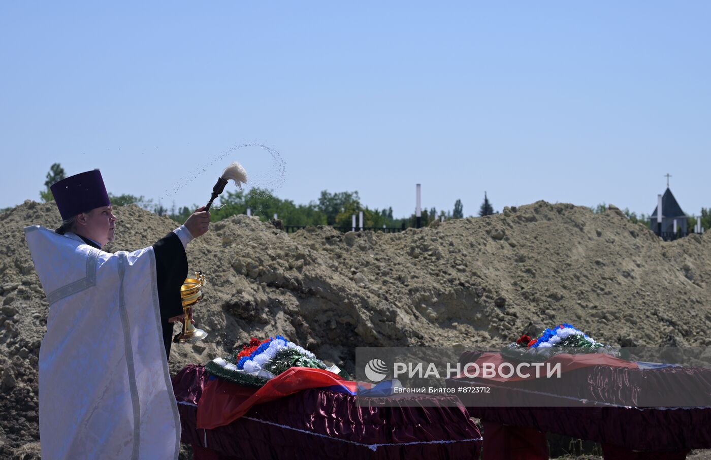 Погибших в СВО бойцов с почестями захоронили в ЛНР