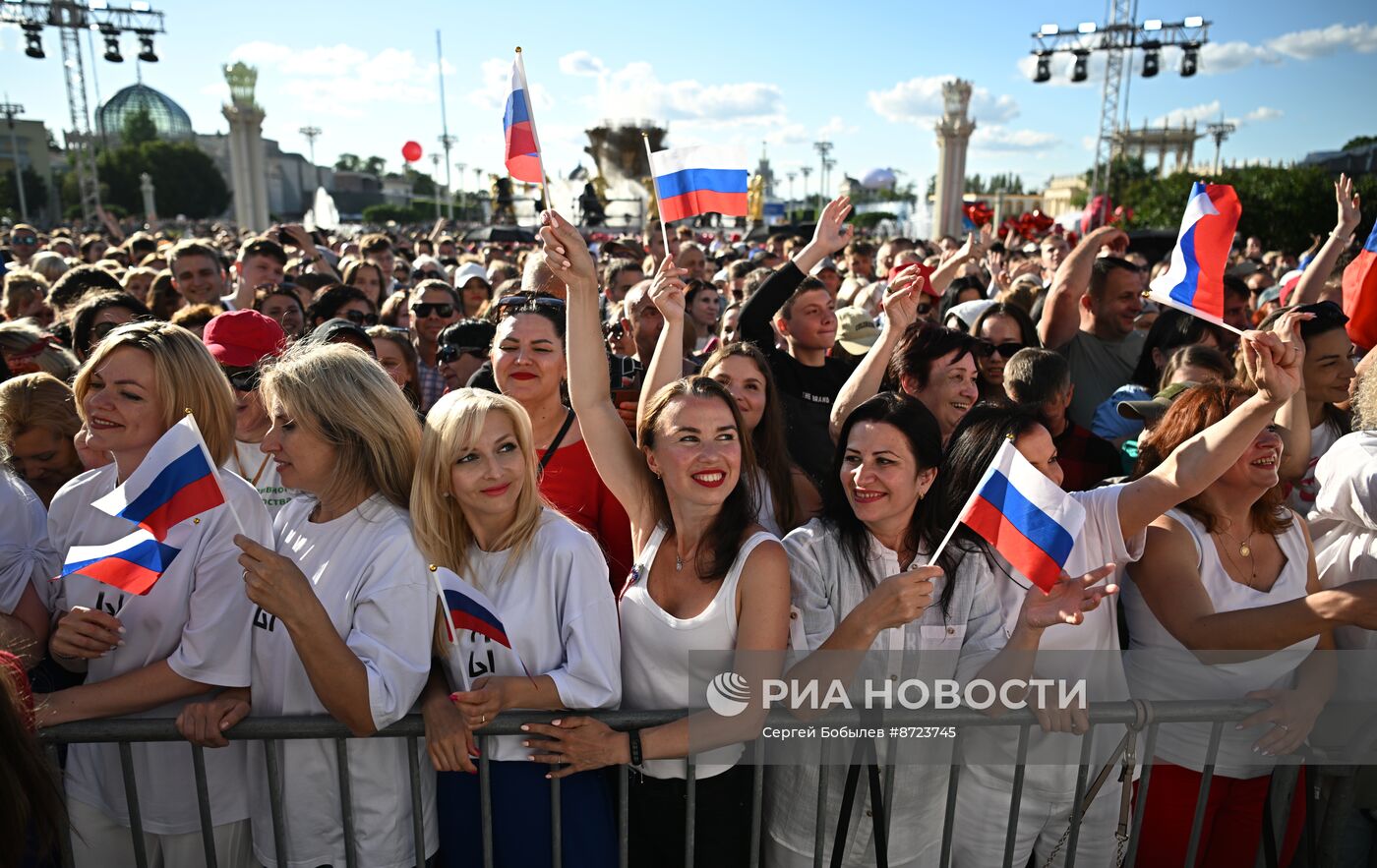 Выставка "Россия". Торжественный концерт "Россия нигде не заканчивается", посвящённый завершению выставки 