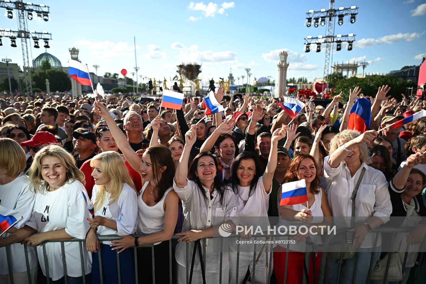 Выставка "Россия". Торжественный концерт "Россия нигде не заканчивается", посвящённый завершению выставки