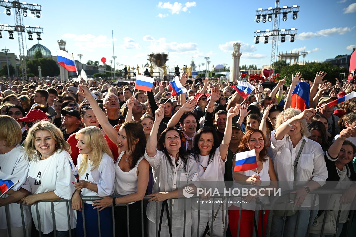 Выставка "Россия". Торжественный концерт "Россия нигде не заканчивается", посвящённый завершению выставки 