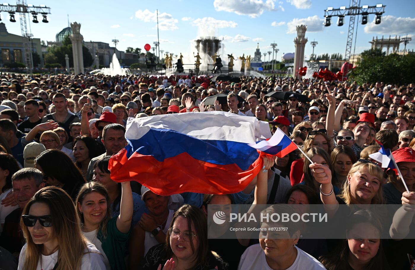 Выставка "Россия". Торжественный концерт "Россия нигде не заканчивается", посвящённый завершению выставки 