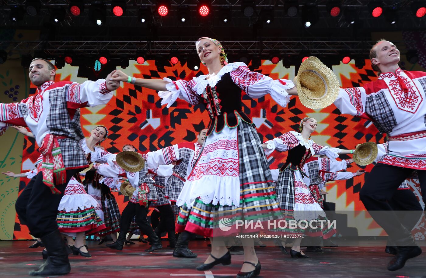 Выставка "Россия". Концертная программа "Фестивальная палитра"