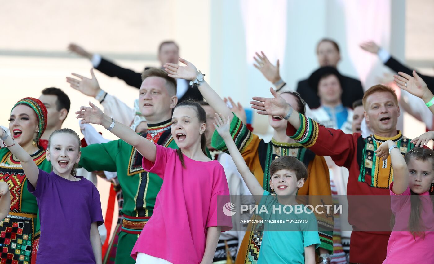 Выставка "Россия". Торжественный концерт "Россия нигде не заканчивается", посвящённый завершению выставки