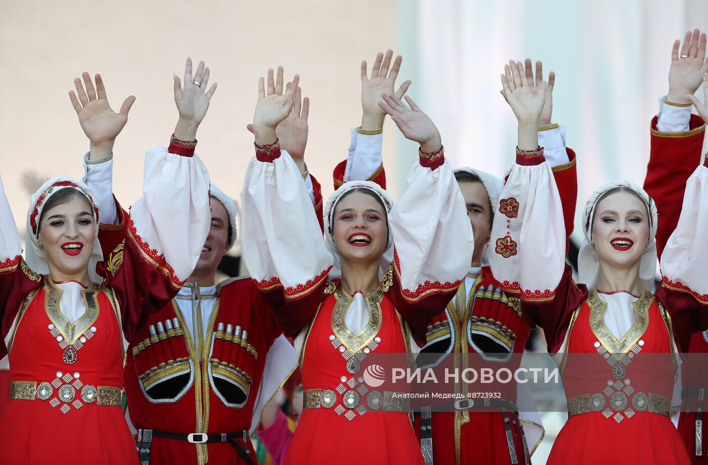 Выставка "Россия". Торжественный концерт "Россия нигде не заканчивается", посвящённый завершению выставки 