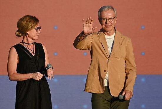 Выставка "Россия". Торжественный концерт "Россия нигде не заканчивается", посвящённый завершению выставки 