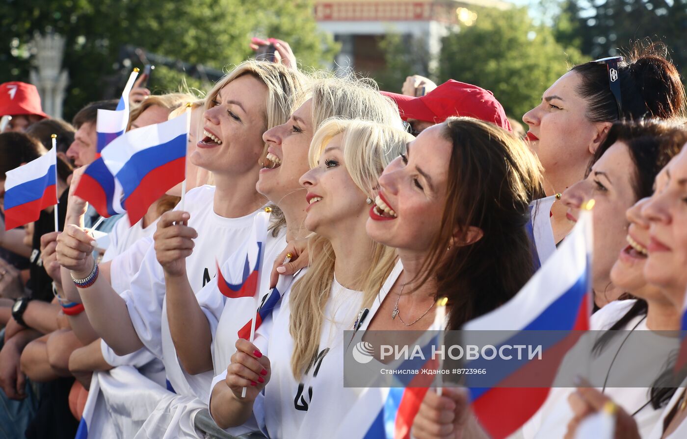 Выставка "Россия". Торжественный концерт "Россия нигде не заканчивается", посвящённый завершению выставки