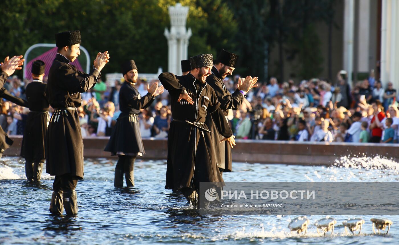 Выставка "Россия". Торжественный концерт "Россия нигде не заканчивается", посвящённый завершению выставки