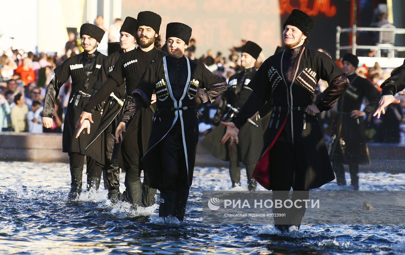 Выставка "Россия". Торжественный концерт "Россия нигде не заканчивается", посвящённый завершению выставки