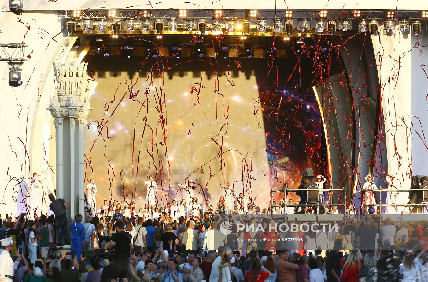 Выставка "Россия". Торжественный концерт "Россия нигде не заканчивается", посвящённый завершению выставки