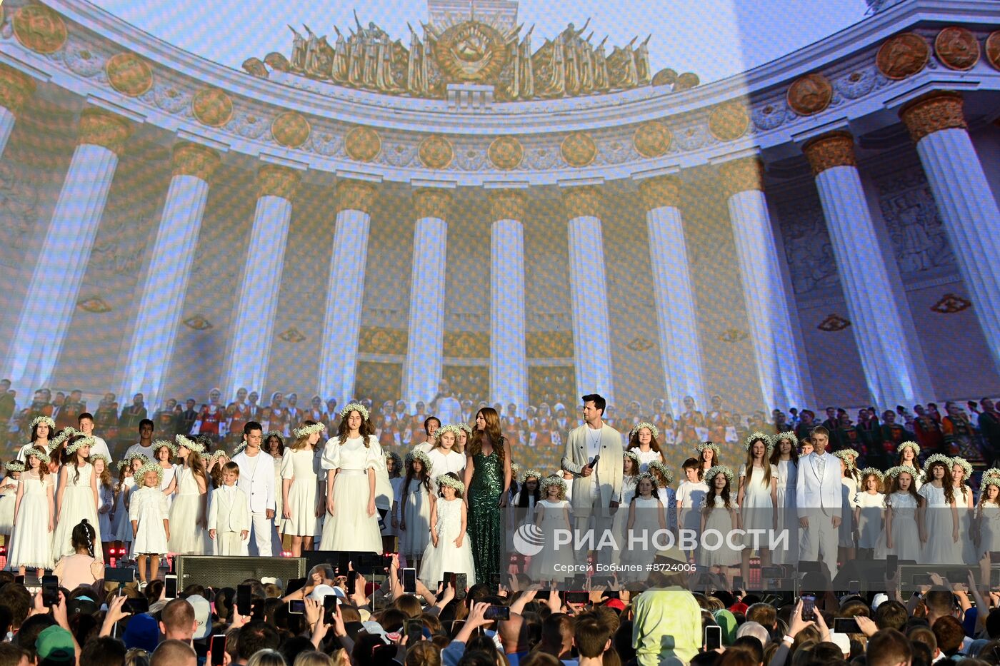 Выставка "Россия". Торжественный концерт "Россия нигде не заканчивается", посвящённый завершению выставки