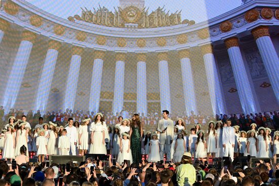 Выставка "Россия"
Торжественный концерт "Россия нигде не заканчивается", посвящённый завершению выставки
Место: Россия, Москва. Автор: Сергей Бобылев/РИА Новости. Выставка "Россия". Торжественный концерт "Россия нигде не заканчивается", посвящённый завершению выставки