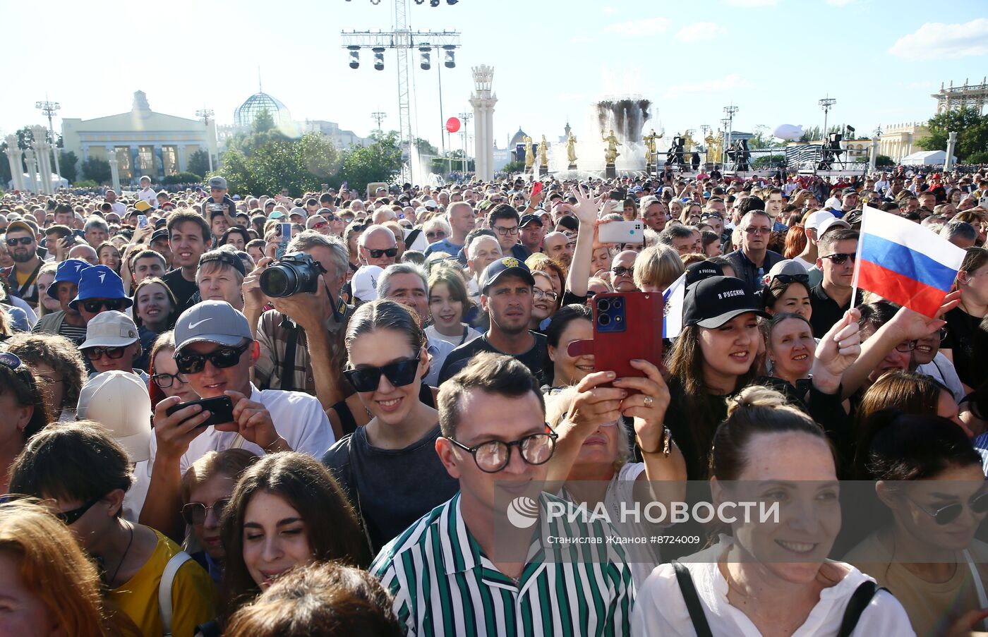 Выставка "Россия". Торжественный концерт "Россия нигде не заканчивается", посвящённый завершению выставки 