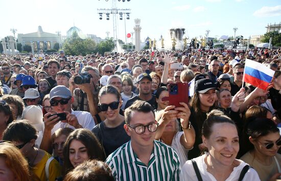 Выставка "Россия"
Торжественный концерт "Россия нигде не заканчивается", посвящённый завершению выставки
Место: Россия, Москва. Автор: Станислав Жданов/РИА Новости. Выставка "Россия". Торжественный концерт "Россия нигде не заканчивается", посвящённый завершению выставки