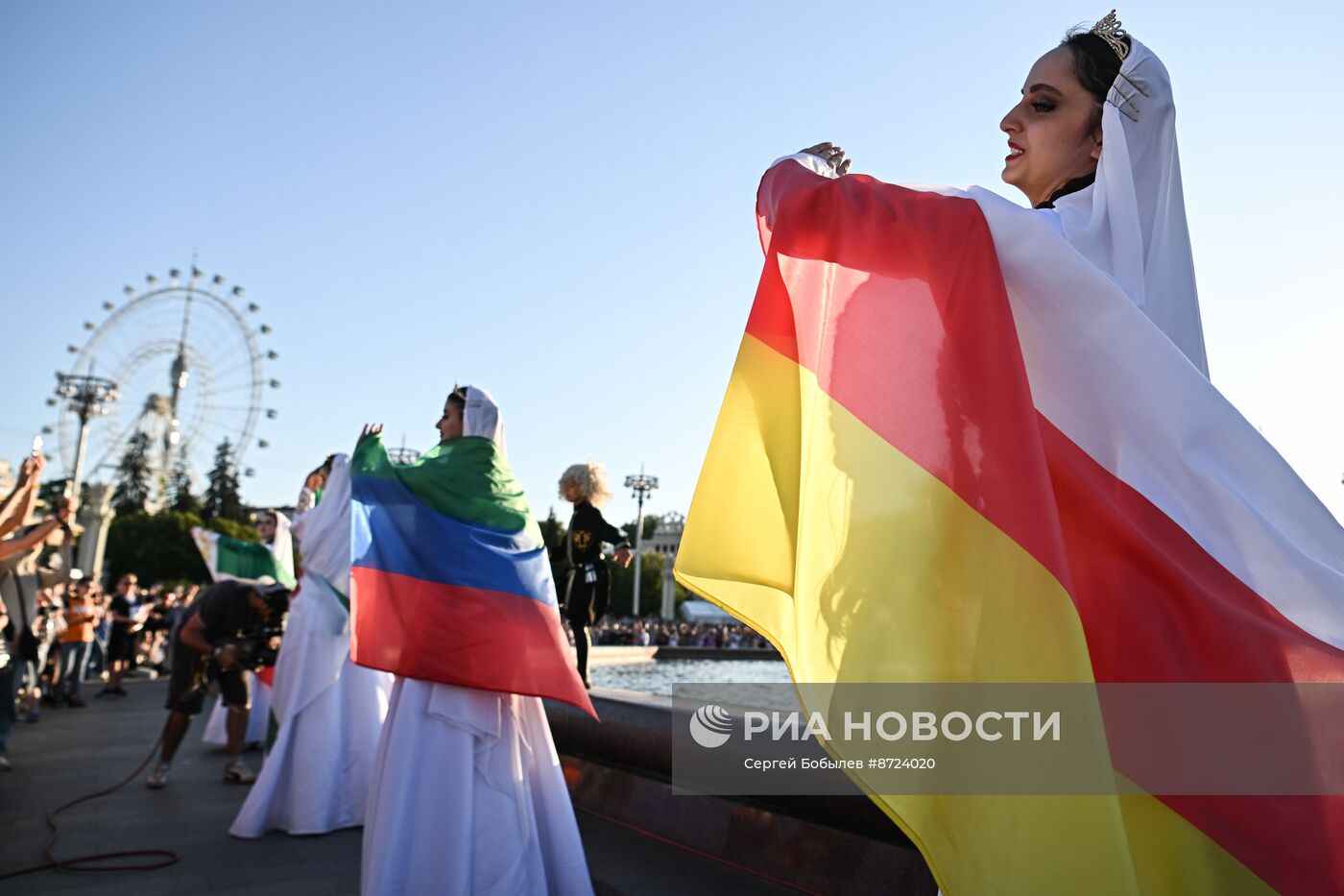 Выставка "Россия". Торжественный концерт "Россия нигде не заканчивается", посвящённый завершению выставки 