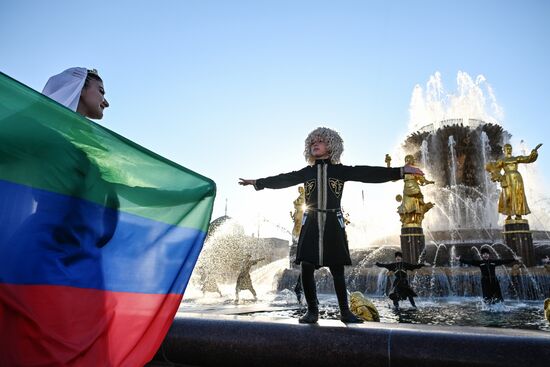 Выставка "Россия"
Торжественный концерт "Россия нигде не заканчивается", посвящённый завершению выставки
Площадка у фонтана "Дружба народов" Место: Россия, Москва. Автор: Сергей Бобылев/РИА Новости. Выставка "Россия". Торжественный концерт "Россия нигде не заканчивается", посвящённый завершению выставки