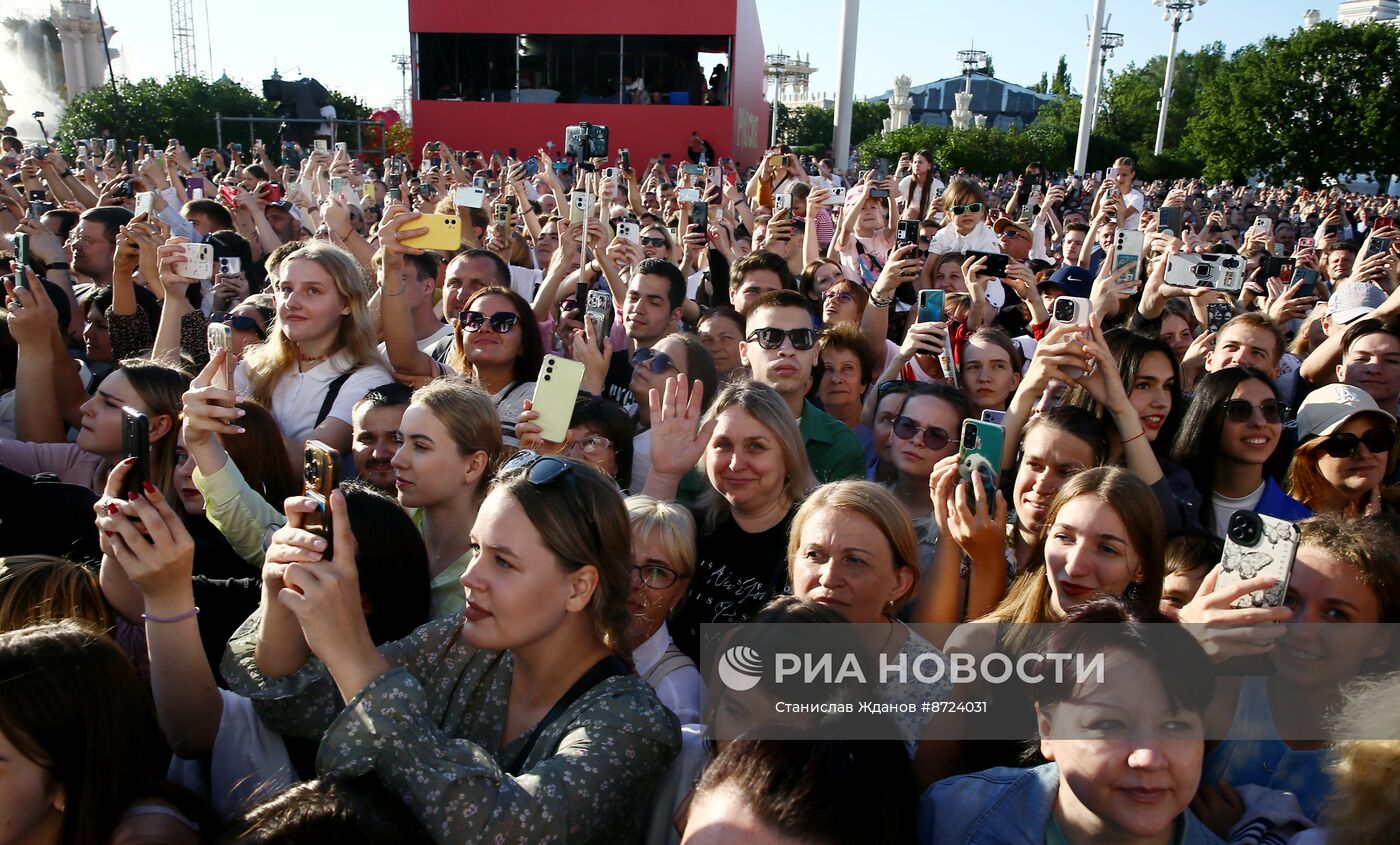 Выставка "Россия". Торжественный концерт "Россия нигде не заканчивается", посвящённый завершению выставки 