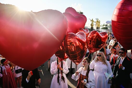 Выставка "Россия"
Торжественный концерт "Россия нигде не заканчивается", посвящённый завершению выставки
Площадка у фонтана "Дружба народов" Место: Россия, Москва. Автор: Сергей Бобылев/РИА Новости. Выставка "Россия". Торжественный концерт "Россия нигде не заканчивается", посвящённый завершению выставки