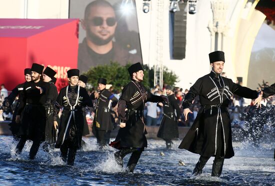 Выставка "Россия"
Торжественный концерт "Россия нигде не заканчивается", посвящённый завершению выставки
Пространство у фонтана "Дружба народов"
Место: Россия, Москва. Автор: Станислав Жданов/РИА Новости. Выставка "Россия". Торжественный концерт "Россия нигде не заканчивается", посвящённый завершению выставки