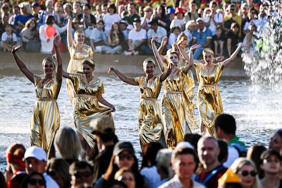 Выставка "Россия"
Торжественный концерт "Россия нигде не заканчивается", посвящённый завершению выставки
Площадка у фонтана "Дружба народов" Место: Россия, Москва. Автор: Сергей Бобылев/РИА Новости. Выставка "Россия". Торжественный концерт "Россия нигде не заканчивается", посвящённый завершению выставки