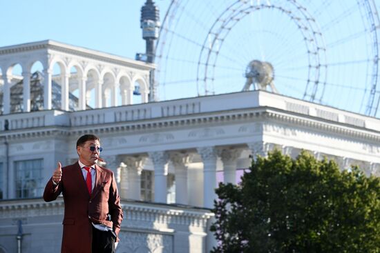 Выставка "Россия"
Торжественный концерт "Россия нигде не заканчивается", посвящённый завершению выставки
Певец Григорий Лепс Место: Россия, Москва. Автор: Сергей Бобылев/РИА Новости. Выставка "Россия". Торжественный концерт "Россия нигде не заканчивается", посвящённый завершению выставки