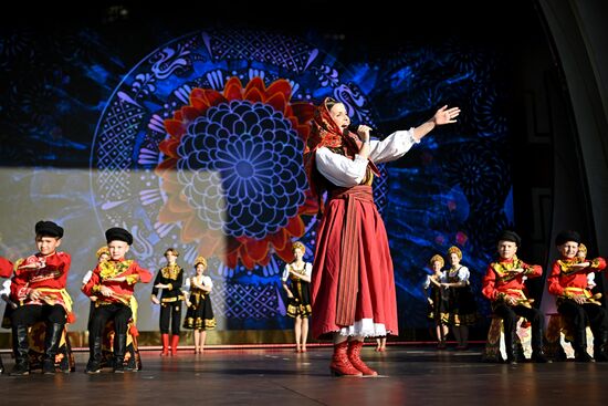 Выставка "Россия"
Торжественный концерт "Россия нигде не заканчивается", посвящённый завершению выставки
Певица Татьяна Куртукова Место: Россия, Москва. Автор: Сергей Бобылев/РИА Новости. Выставка "Россия". Торжественный концерт "Россия нигде не заканчивается", посвящённый завершению выставки