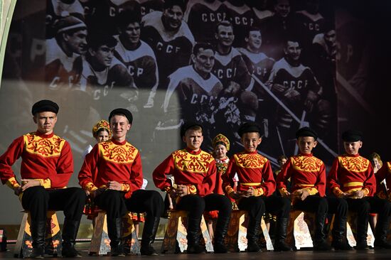 Выставка "Россия"
Торжественный концерт "Россия нигде не заканчивается", посвящённый завершению выставки
Место: Россия, Москва. Автор: Сергей Бобылев/РИА Новости. Выставка "Россия". Торжественный концерт "Россия нигде не заканчивается", посвящённый завершению выставки