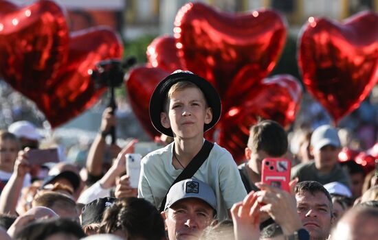 Выставка "Россия"
Торжественный концерт "Россия нигде не заканчивается", посвящённый завершению выставки
Зрители у главной сцены Место: Россия, Москва. Автор: Сергей Бобылев/РИА Новости. Выставка "Россия". Торжественный концерт "Россия нигде не заканчивается", посвящённый завершению выставки